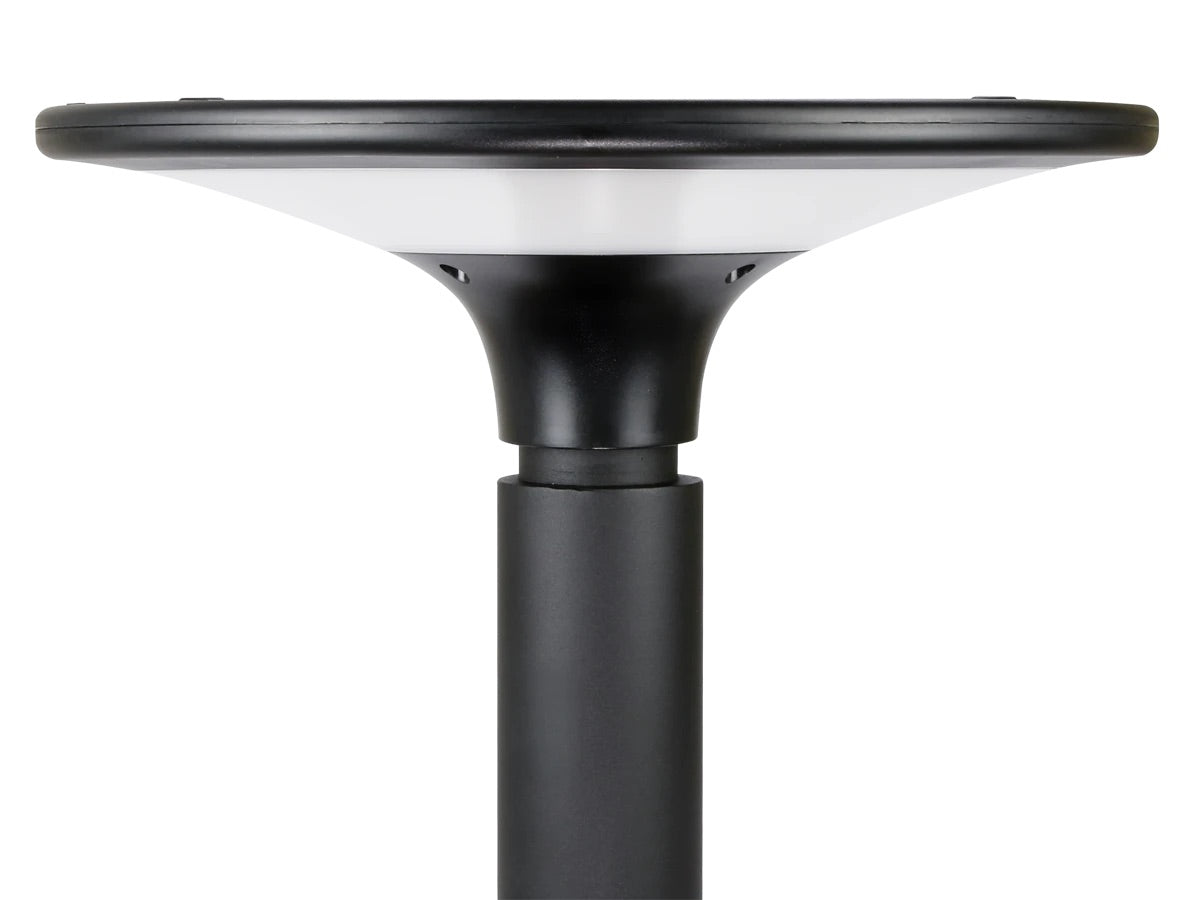solarna ulična lampa na rasvjetnom stupu slikana izbliza
