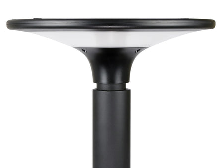 solarna ulična lampa na rasvjetnom stupu slikana izbliza