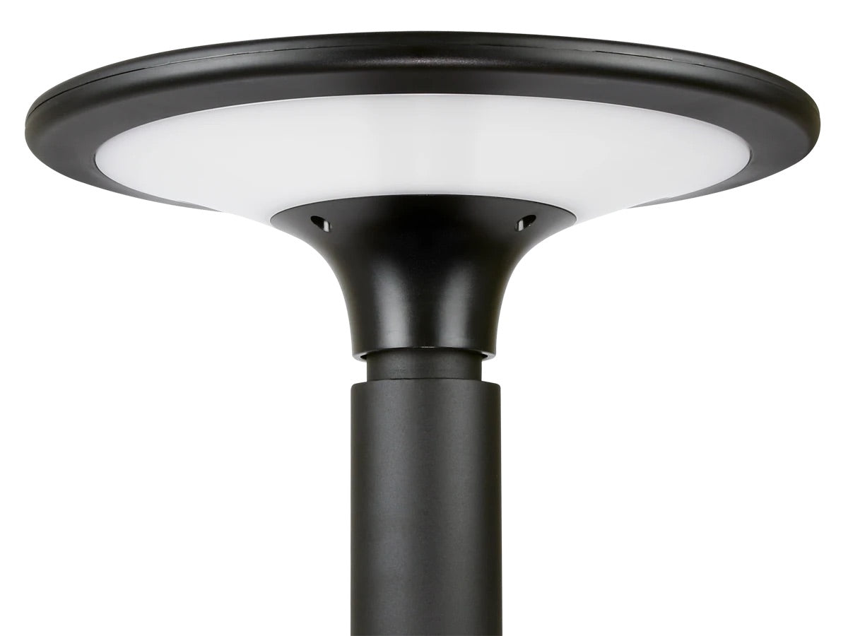 solarna ulična lampa crne boje na rasvjetnom stupu