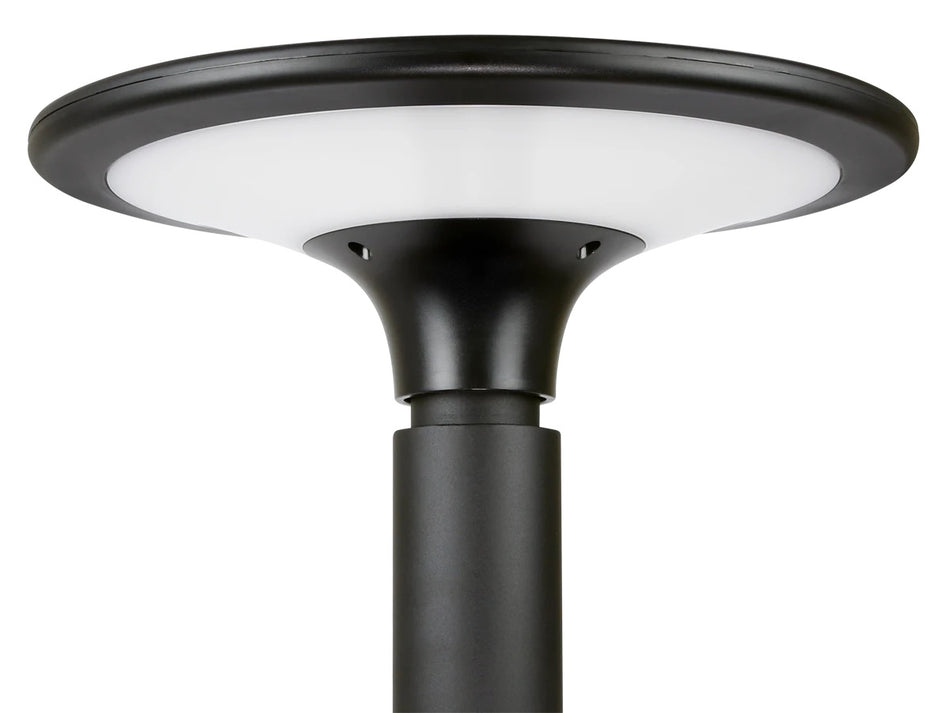 solarna ulična lampa crne boje na rasvjetnom stupu
