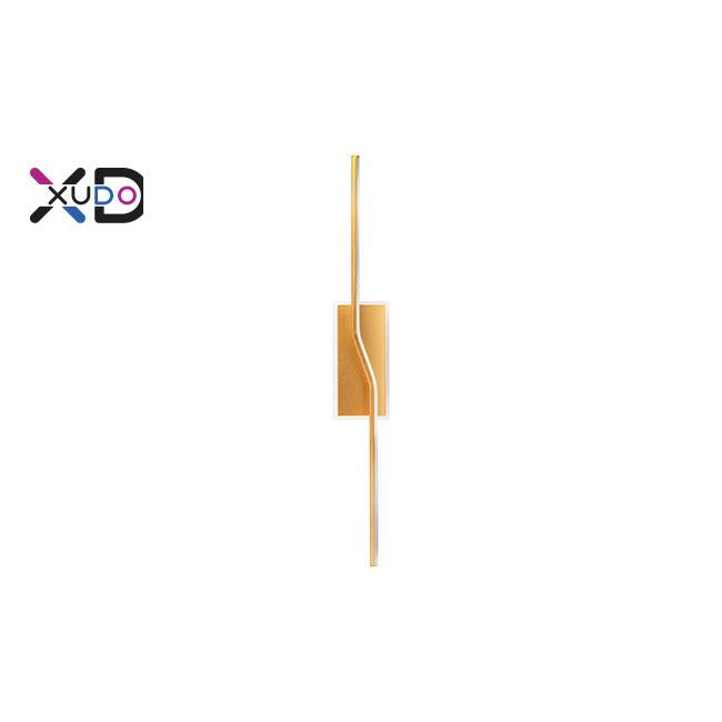 zidna lampa zlatne boje nepravilnog oblika