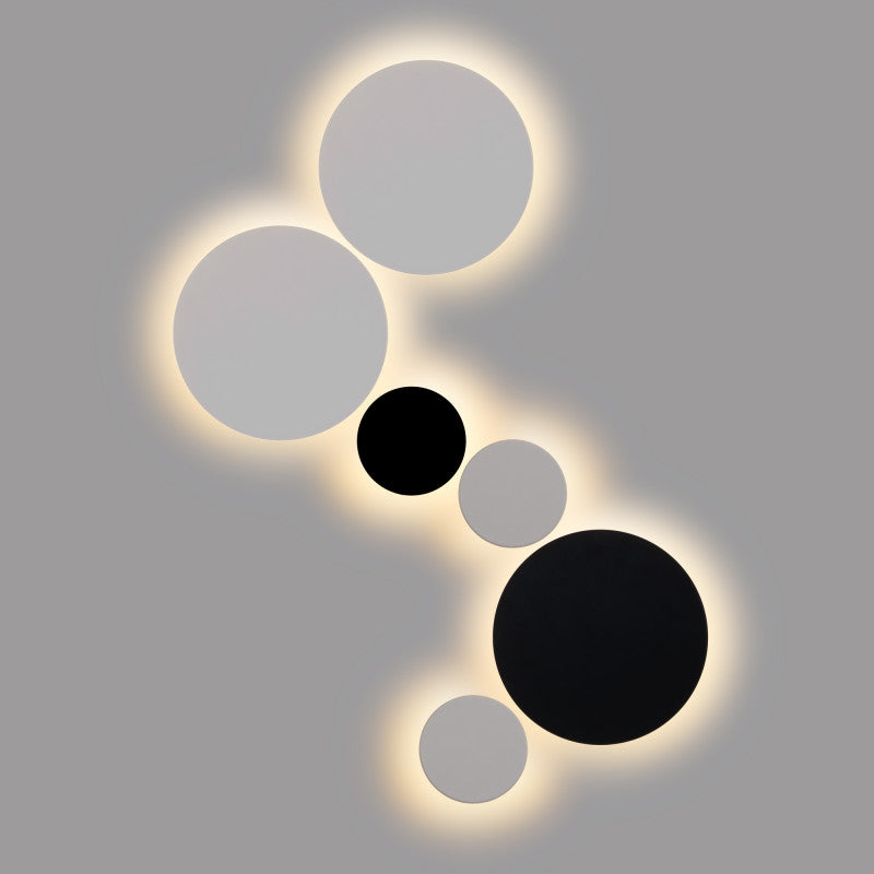 zidne lampe okrugle u crnoj i bijeloj boji koje svjetle na zidu