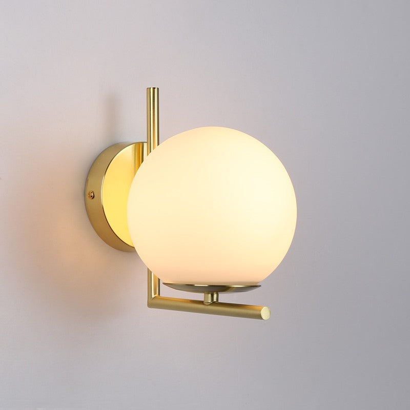 zidne lampe za dnevni boravak zlatne boje prikazne kako svjetle