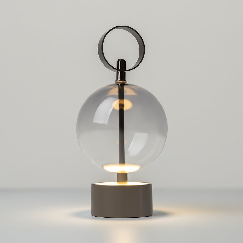 punjiva stolna bežična lampa double moon brenda Maytoni - prikaz kako svjetli toplom bojom svjetla
