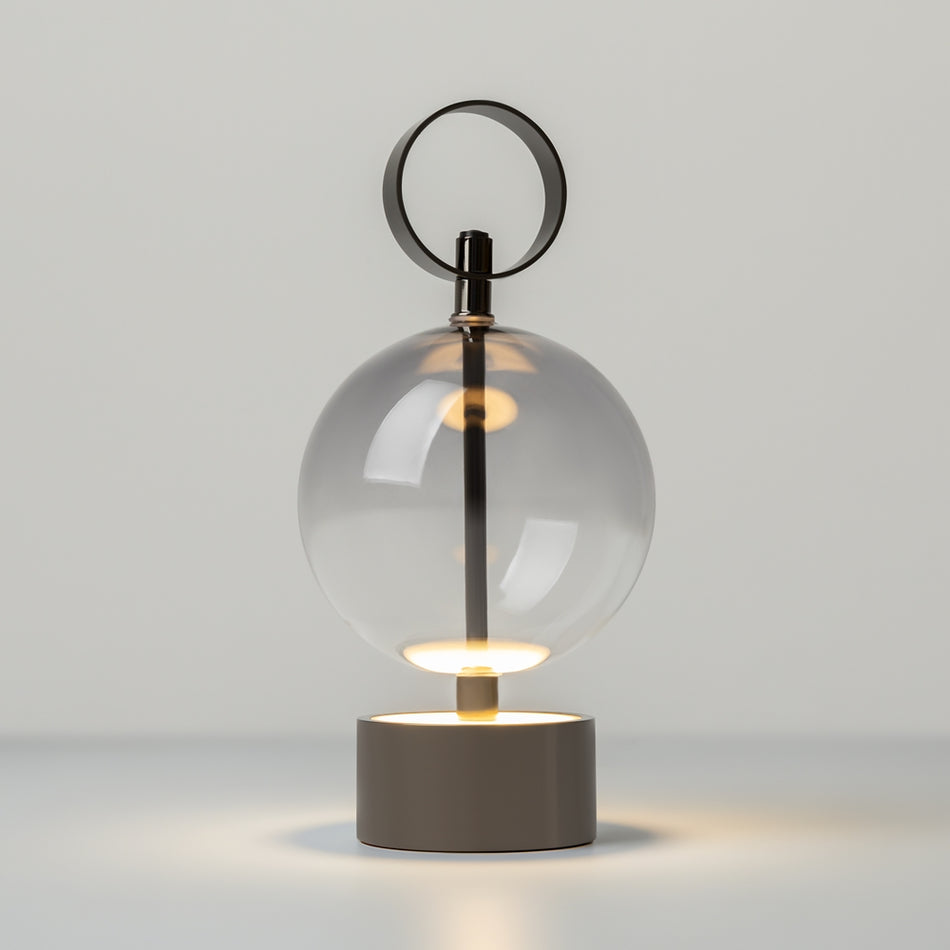 punjiva stolna bežična lampa double moon brenda Maytoni - prikaz kako svjetli toplom bojom svjetla