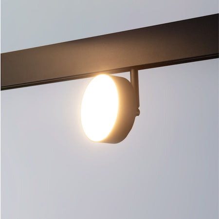 kružna led svjetiljka za magnetnu rasvjetu - snage 12w - osram led - prikaz kako svjetli toplom bojom svjetla na magnetnoj šini crne boje