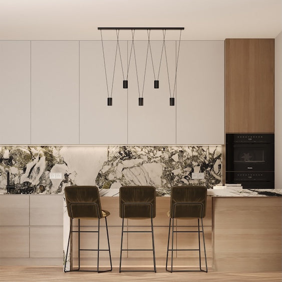 viseća lampa crne boje slikana iznad šanka