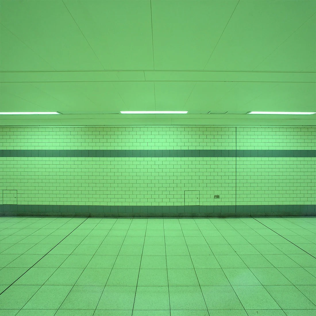 led cijev zelena boja 120 cm dužine - prikaz kako svjetli zelenom bojom u garaži