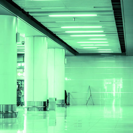 led cijev zelena boja 120 cm dužine - prikaz kako svjetli zelenom bojom u garaži