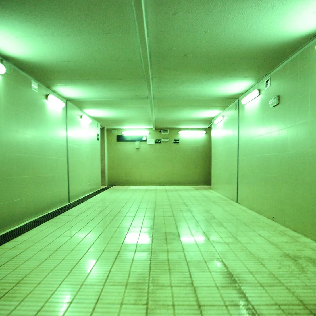 led cijev zelena boja 120 cm dužine - prikaz kako svjetli zelenom bojom u garaži