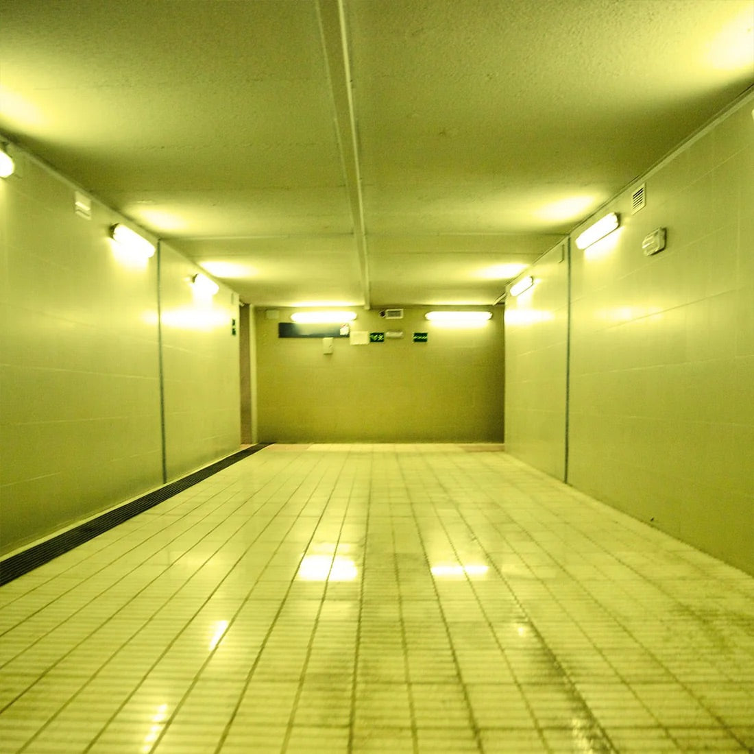 led cijev u boji žuta 120 cm duljine - prikaz kako svjetli žutom bojom svjetla u garaži
