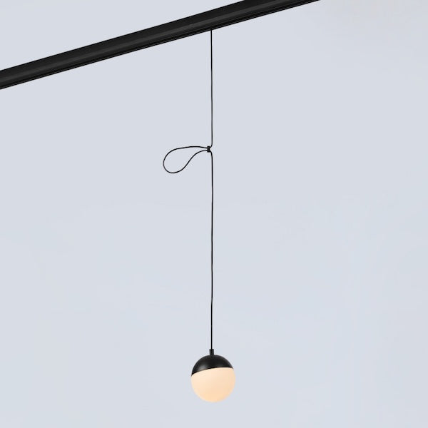 magnetna tračna rasvjeta kuglasta viseća crna na šini prikaz kako svjetli