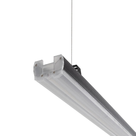 led linijska rasvjeta za hale i trgovine slikana iz blizine