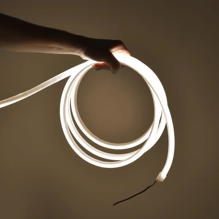 led neon flex rasvjeta - prikaz kako svjetli u ruci