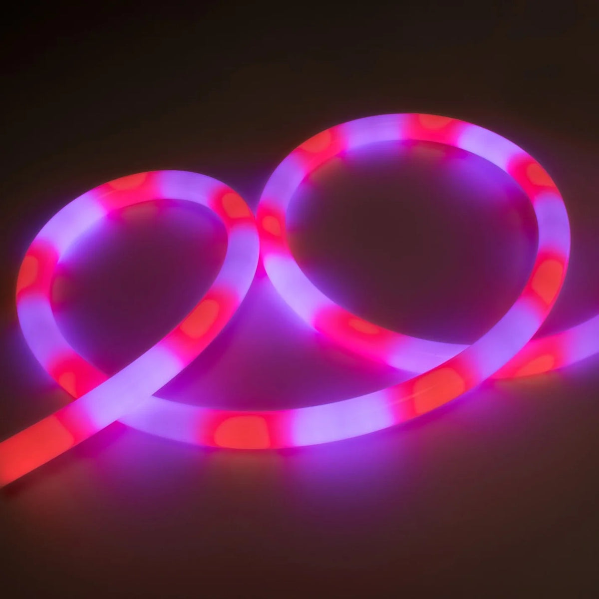 led neon flex rasvjeta rgb ic - dio svjetli ljubičastom bojom a drugi dio neon flexa svjetli rozo