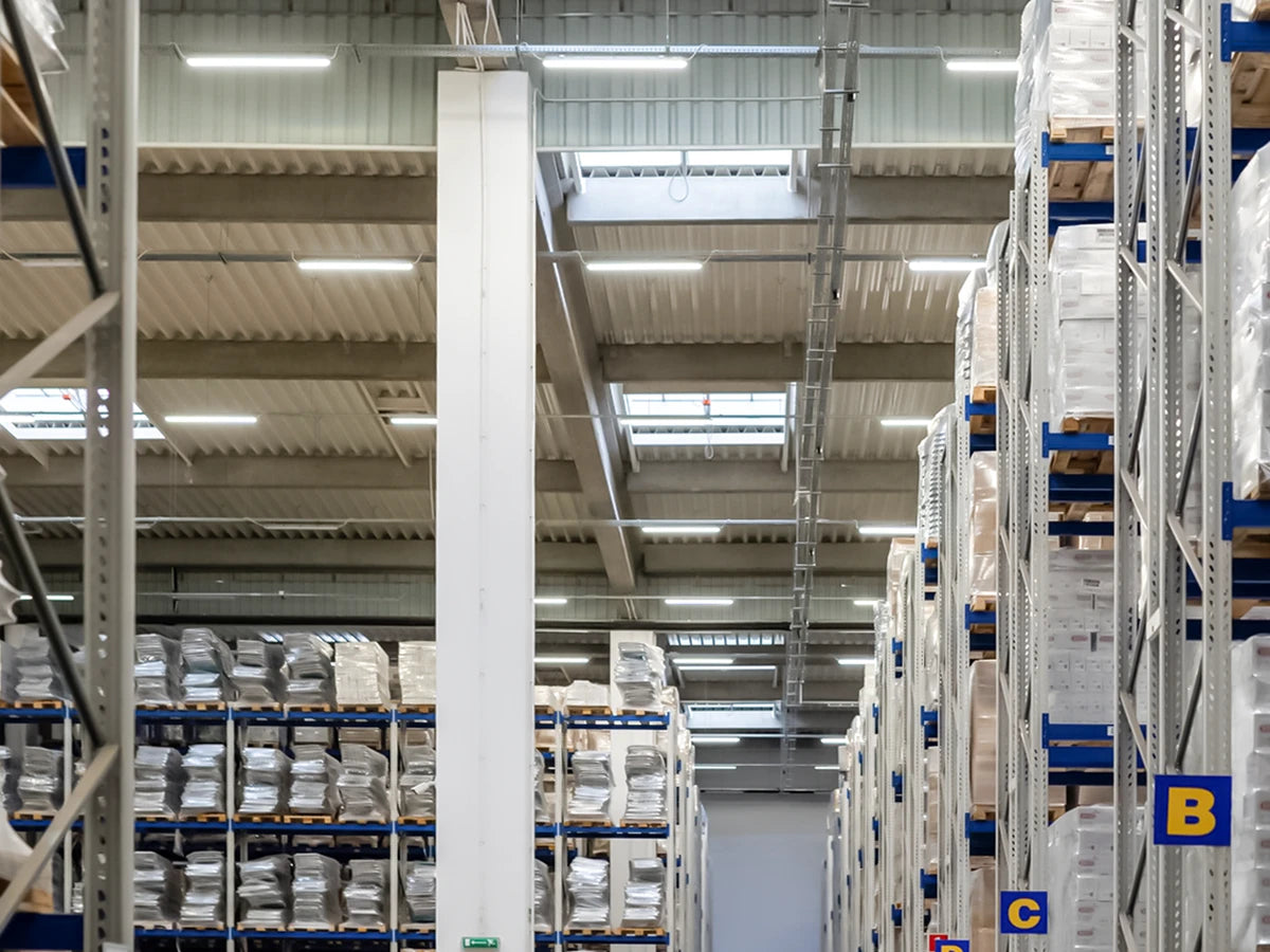 led rasvjeta za hale - prikaz svjetiljki kako svjetle u hali