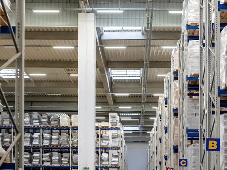 led rasvjeta za hale - prikaz svjetiljki kako svjetle u hali