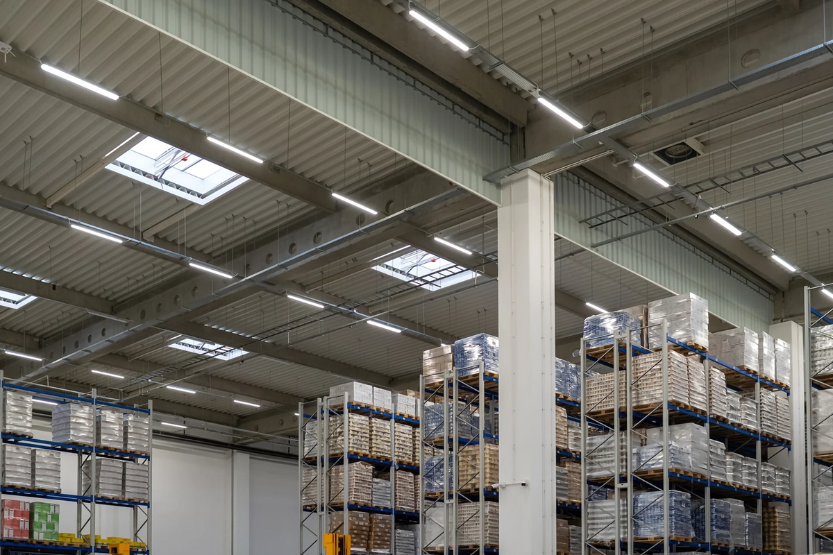 led rasvjeta za hale - prikaz svjetiljki kako svjetle u hali