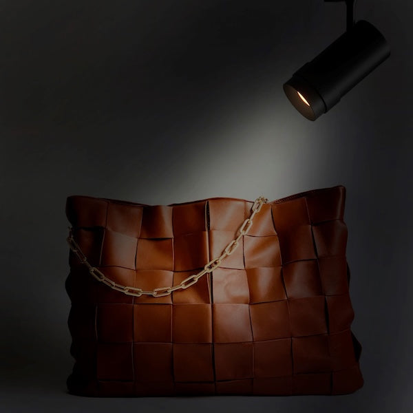 led spot crne boje sa zoom opcijom za magnetnu rasvjetu - prikaz kako osvjetljava torbu