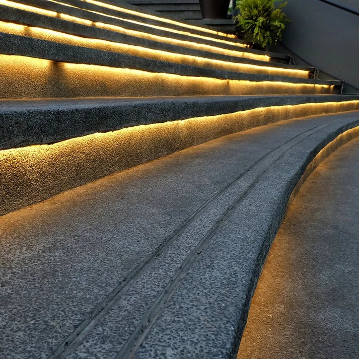 led traka 220v - prikaz kako su osvjetljene vanjske stepenice