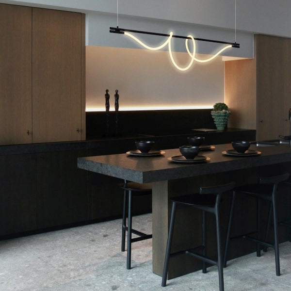 led viseća lampa sa neonskom cijevi u led izvedbi crne boje u blagavaoni prikazana kako svjetli