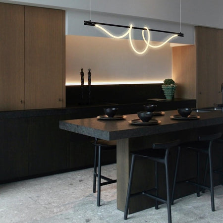 led viseća lampa sa neonskom cijevi u led izvedbi crne boje u blagavaoni prikazana kako svjetli