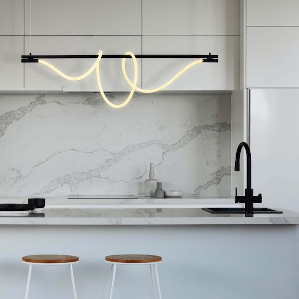 led viseća lampa sa neonskom cijevi u led izvedbi crne boje u kuhinji