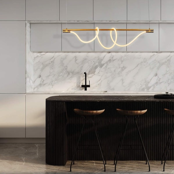 led viseća lampa sa neonskom cijevi u led izvedbi zlatne boje u kuhinji