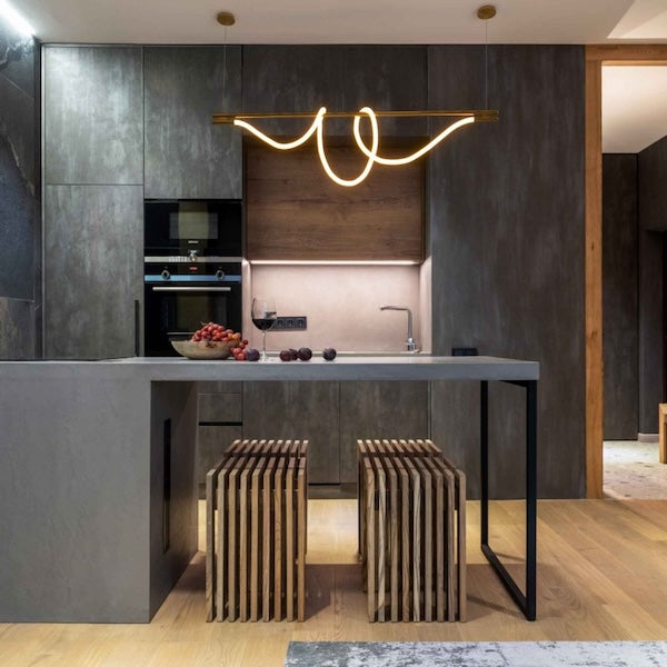 led viseća lampa sa neonskom cijevi u led izvedbi zlatne boje u interijeru