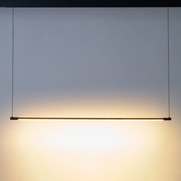 magnetna visilica linijsks crne boje za magnetnu rasvjetu - prikaz kako svjetli toplom bojom svjetla