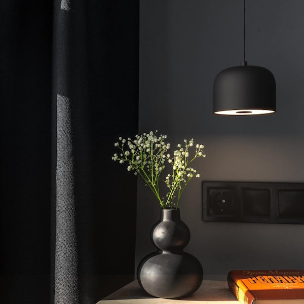 led visilica za magnetnu tračnu rasvjetu crne boje iznad stola