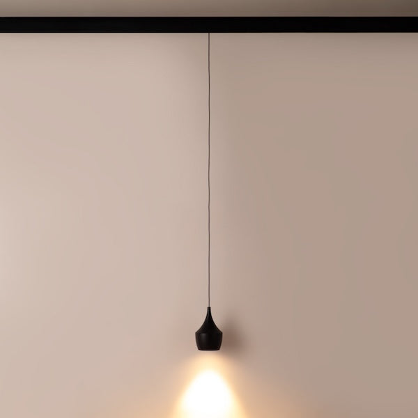 led visilica na magnetnoj šini crne boje prikaz kako svjetli topom bojom svjetla