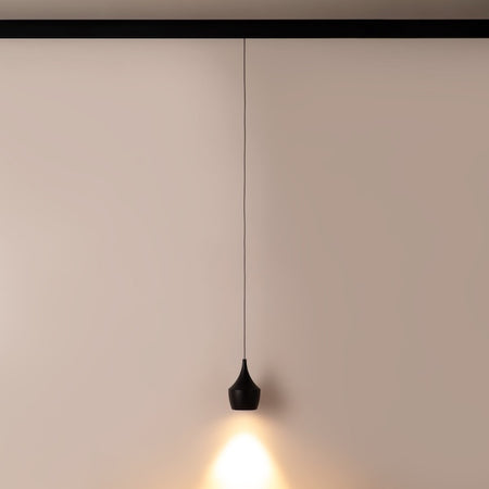 led visilica na magnetnoj šini crne boje prikaz kako svjetli topom bojom svjetla