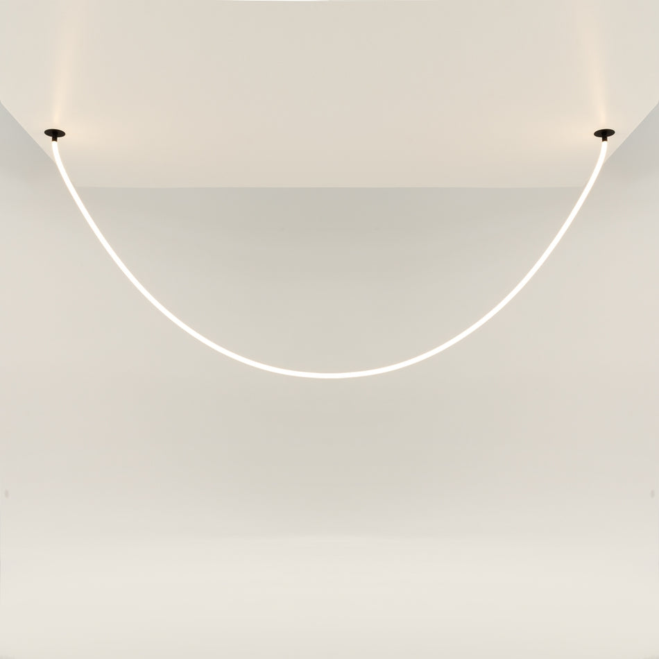 maytoni tau stropna svjetiljka crne boje - prikaz kako svjetli toplom bojom svjetla