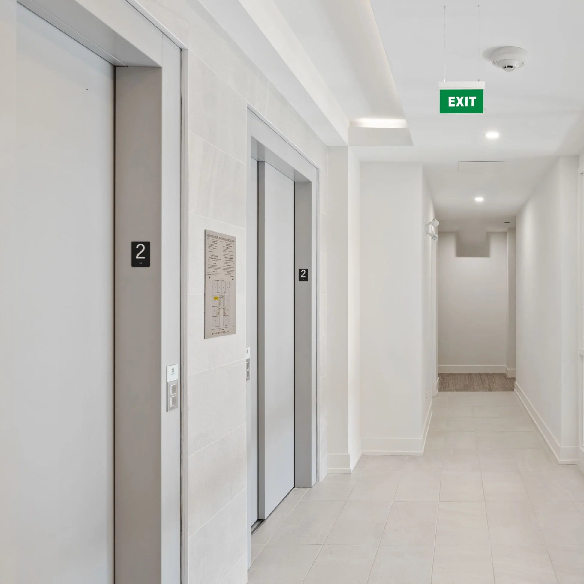 panik lampa viseća sa oznakom exit u hodniku hotela