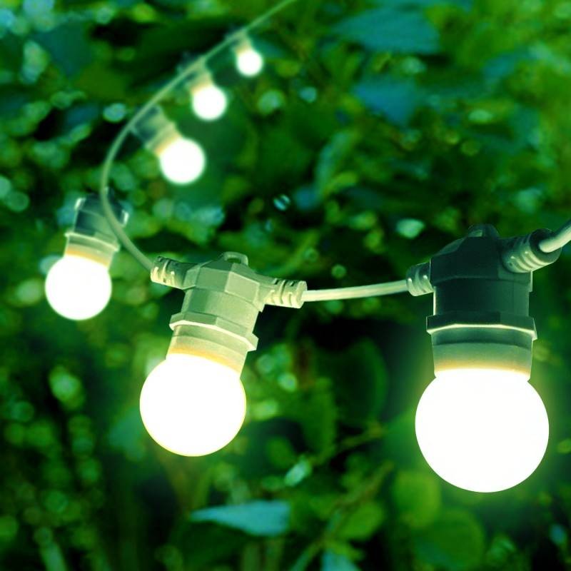 rasvjetni lanac dužine 10 metara - prikaz kako svjetli u vrtu