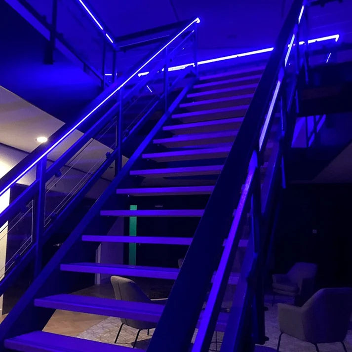 rgb led neon flex rasvjeta ip67 svjelti plavom bojom na stepenicama