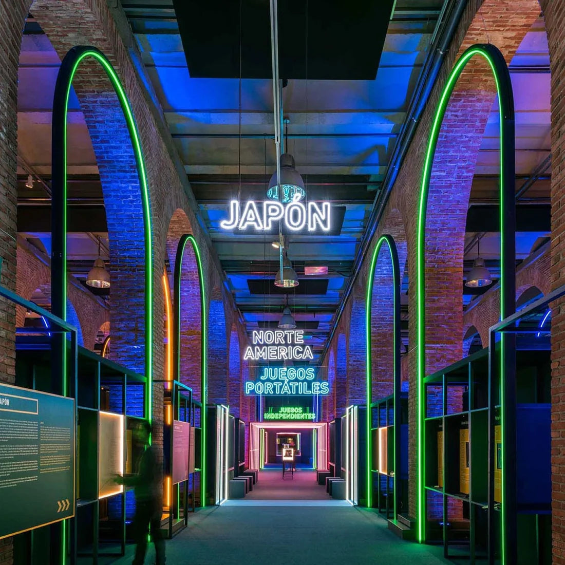rgb led neon felx rasvjeta svjetli zelenom bojom u muzeju