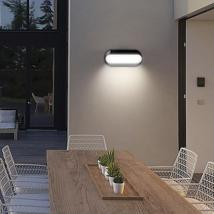 solarne lampe crne boje zidne - fotografirane na terasi