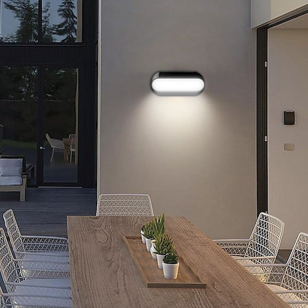 solarne lampe crne boje zidne - fotografirane na terasi