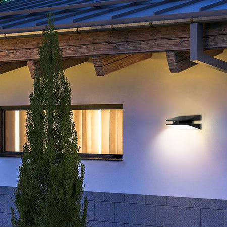 Solarne lampe zidne crne boje koje svjetle prema dolje