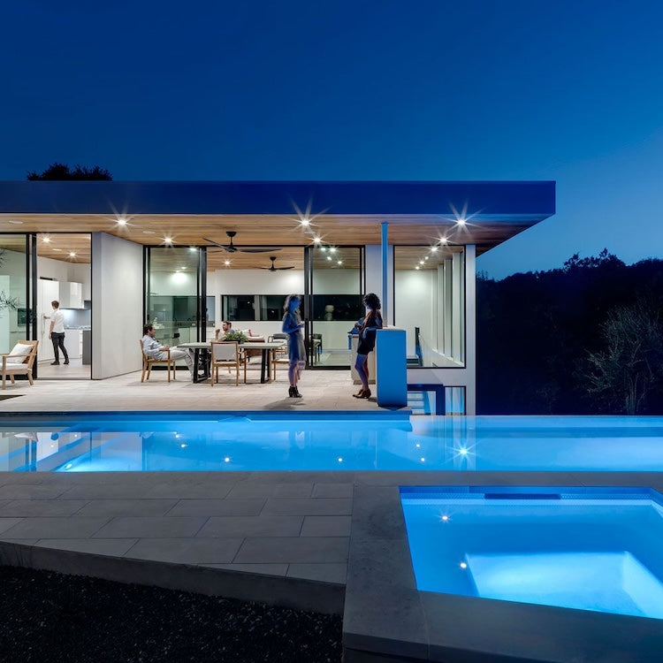 solarne lampe crne boje zidne sa senzorom pokreta i zaštitom ip54 - fotografirane u vrtu