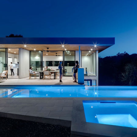 solarne lampe crne boje zidne sa senzorom pokreta i zaštitom ip54 - fotografirane u vrtu