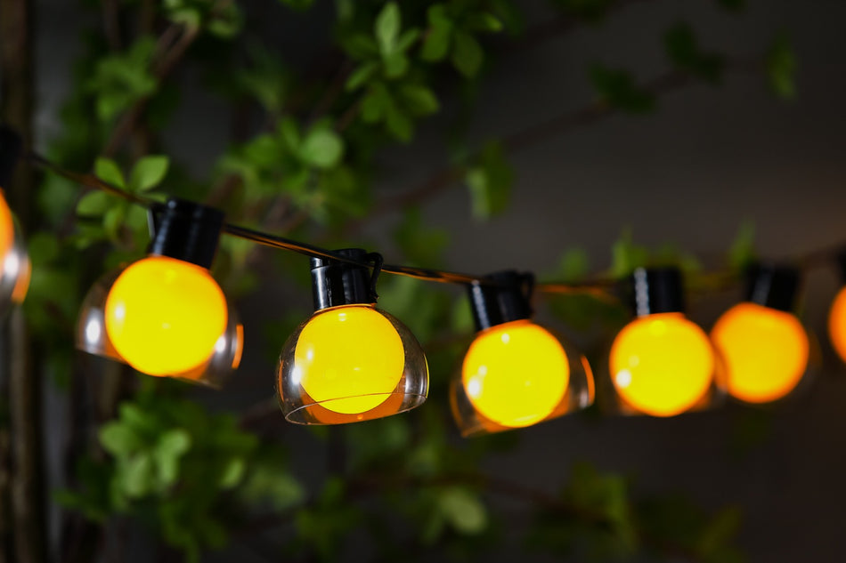 solarni rasvjetni lanci sa 8 žarulja u nizu - prikaz kako svjetle u vrtu