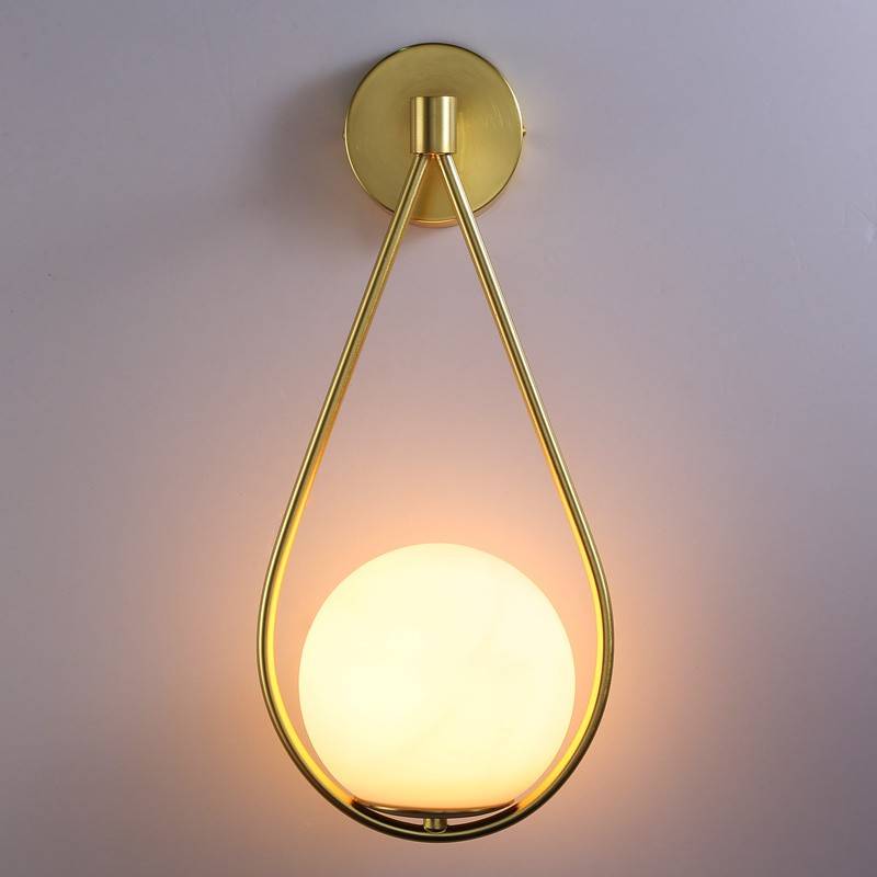 zidne lampe unutarnje zlatne boje koje svjetle slikana od naprijed