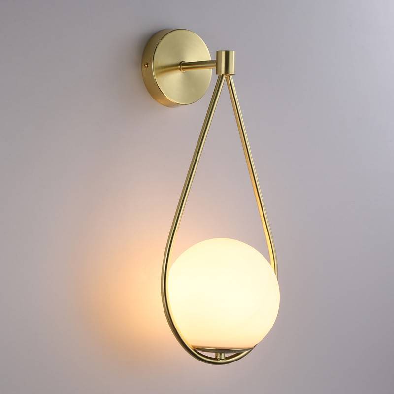 zidne lampe unutarnje zlatne boje koje svjetle