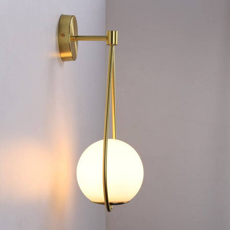 zidne lampe unutarnje zlatne boje koje svjetle slikane sa strane