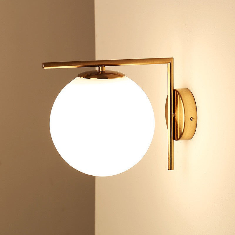 zidne lampe za dnevni boravak zlatne boje prikazne kako svjetle prema dolje