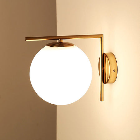 zidne lampe za dnevni boravak zlatne boje prikazne kako svjetle prema dolje